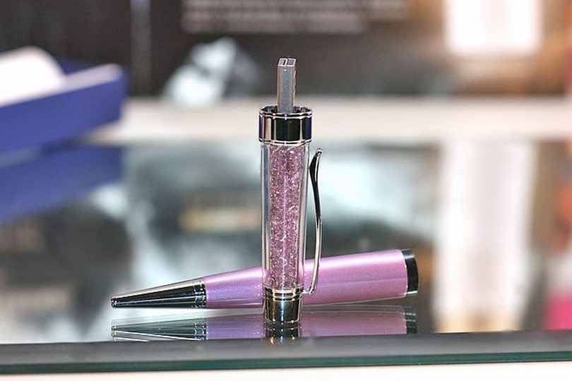 Флешка в виде ручки лилового цвета